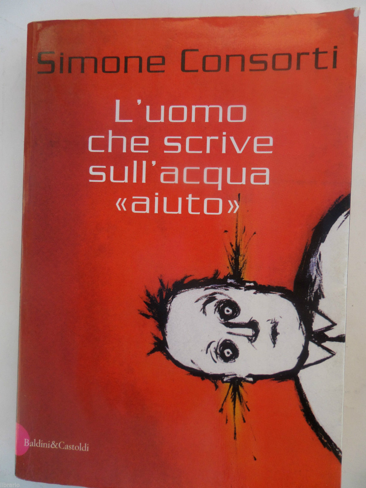 L'uomo che scrive sull'acqua "aiuto" Book Cover